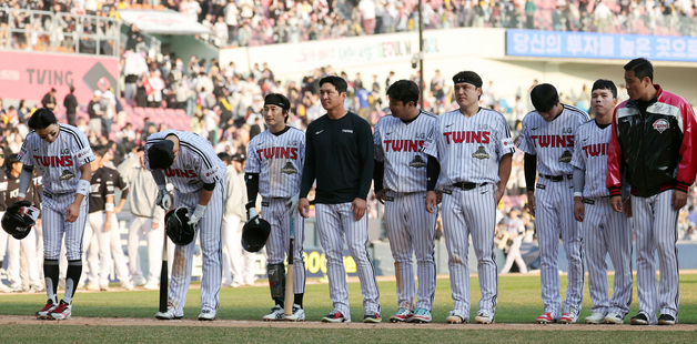 '디펜딩 챔프' LG, 투수들의 부진 속 공식 개막전 패배