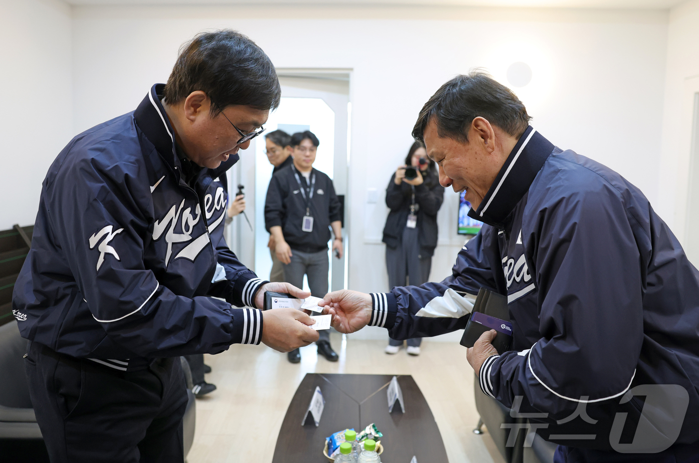 (서울=뉴스1) 김진환 기자 = 최휘영 문화체육관광부 장관이 28일 서울 송파구 잠실야구장에서 열린 '2026 신한 SOL KBO리그 공식 개막전'에 참석해 허구연 한국야구위원회( …