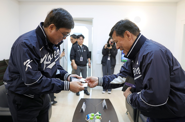 허구연 총재와 인사 나누는 최휘영 장관