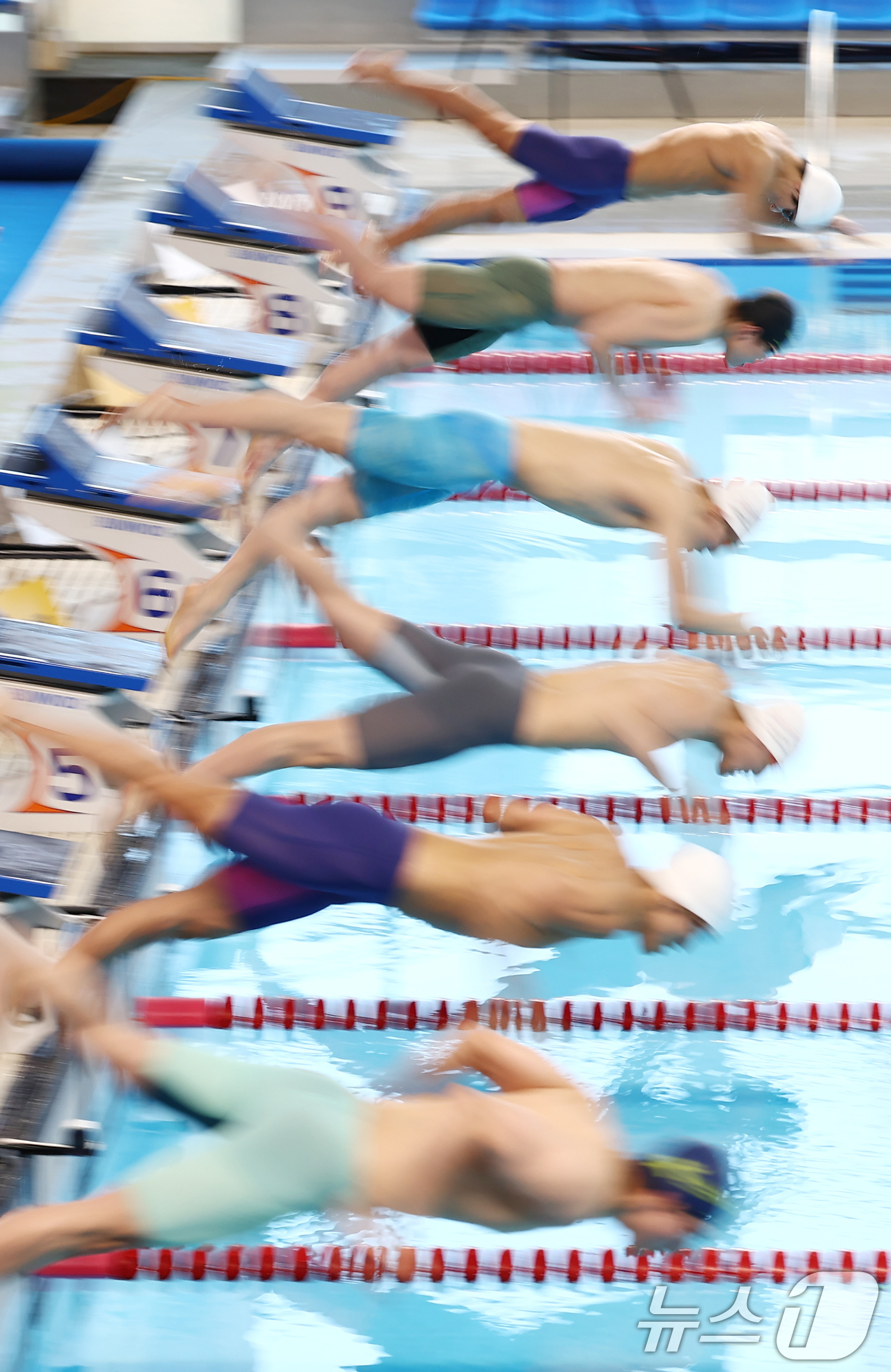 (김천=뉴스1) 김민지 기자 = 28일 오후 경북 김천실내수영장에서 열린 2026 KB금융 코리아 스위밍 챔피언십 경영 국가대표 선발대회 남자부 개인혼영 400ｍ 결승에서 김민섭, …