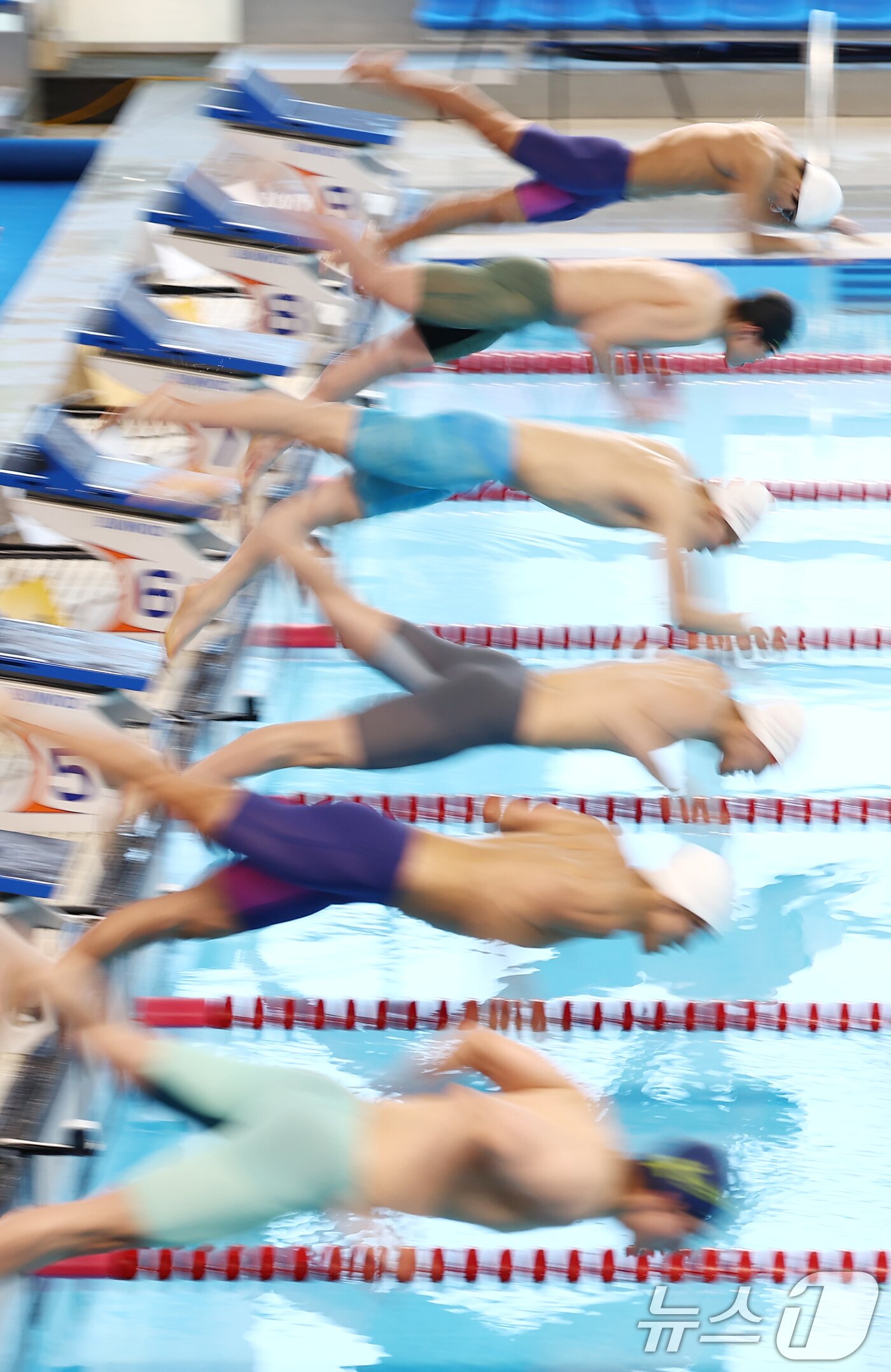 본문 이미지 - 28일 오후 경북 김천실내수영장에서 열린 2026 KB금융 코리아 스위밍 챔피언십 경영 국가대표 선발대회 남자부 개인혼영 400ｍ 결승에서 김민섭, 김민석 등 선수들이 출발하고 있다. 2026.3.28 ⓒ 뉴스1 김민지 기자