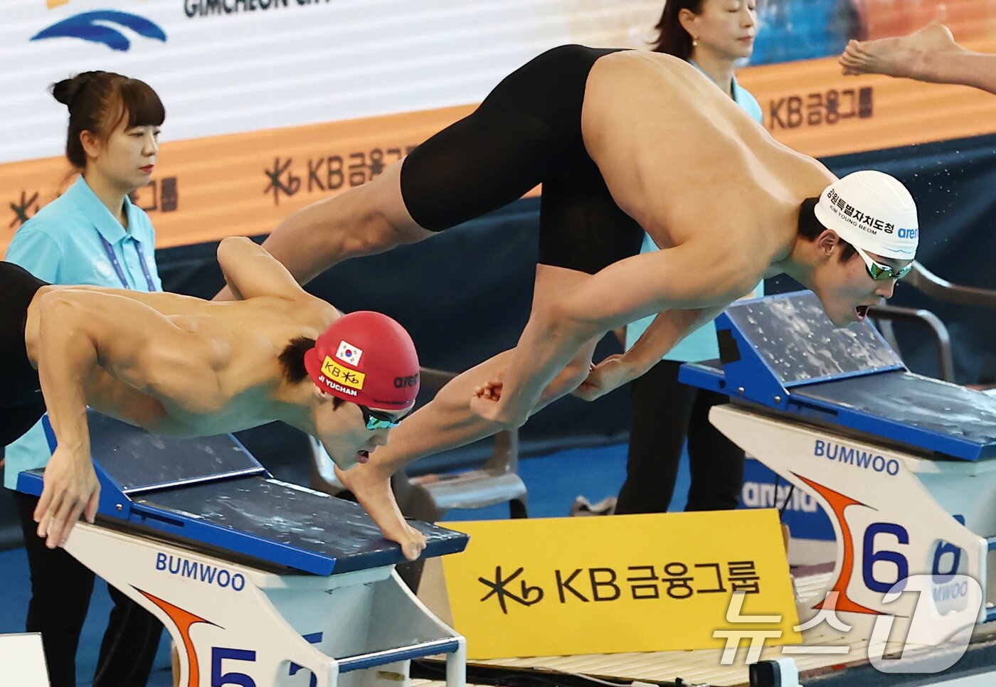 본문 이미지 - 강원도청 김영범(오른쪽)이 28일 오후 경북 김천실내수영장에서 열린 2026 KB금융 코리아 스위밍 챔피언십 경영 국가대표 선발대회 남자 자유형 50ｍ 결승에서 출발하고 있다. 2026.3.28 ⓒ 뉴스1 김민지 기자