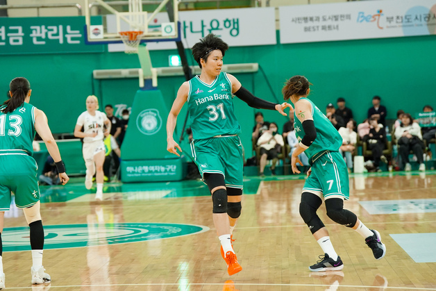 여자농구 하나은행, BNK에 진땀승…우승 경쟁 이어간다(종합)