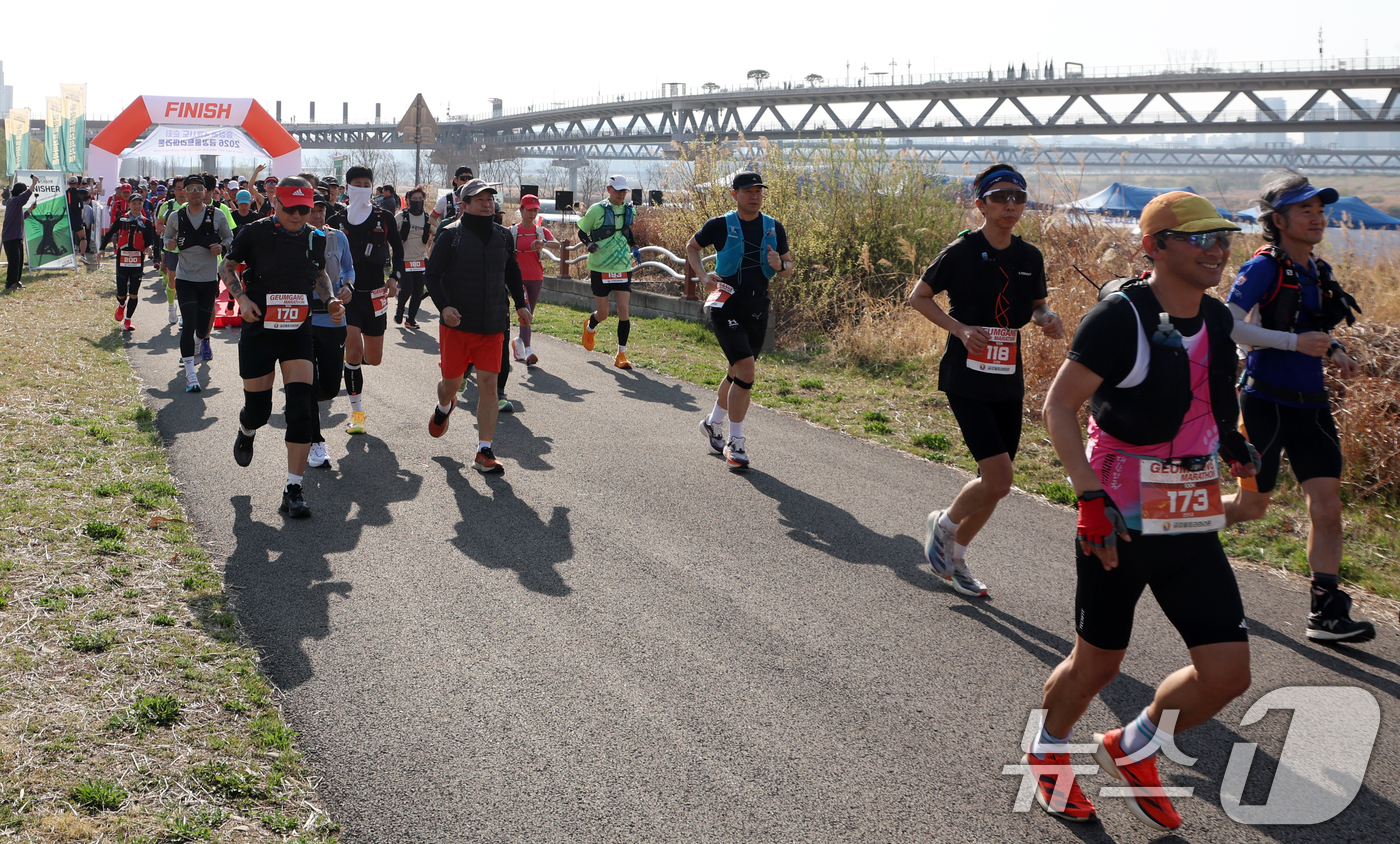 (세종=뉴스1) 김명섭 기자 = 28일 세종자치특별시 세종시청사 앞 금강보행교(이응다리) 남측강변에서 열린 2026 금강울트라마라톤대회에서 전국에서 참가한 울트라마라토너들이 힘찬 …