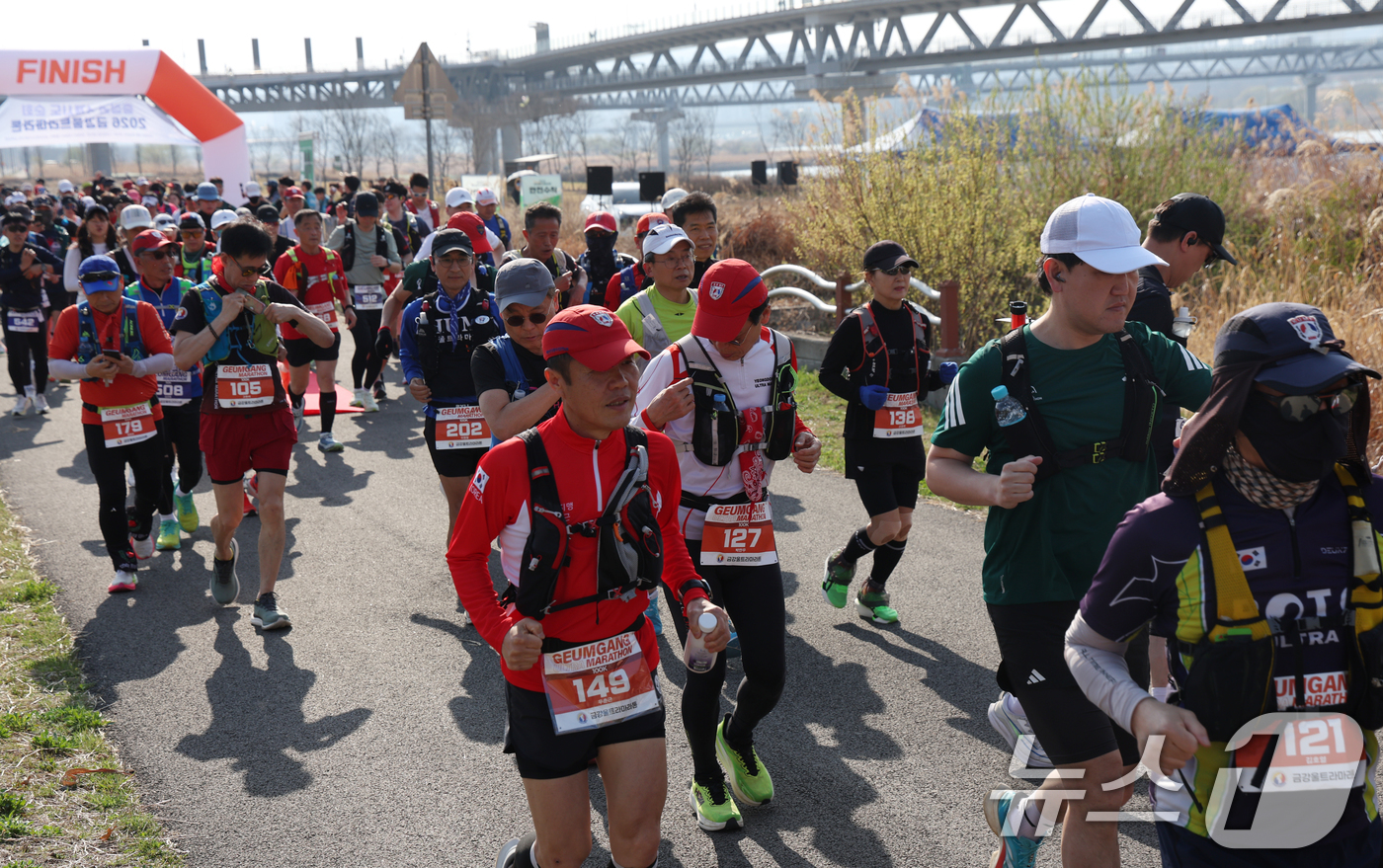 (세종=뉴스1) 김명섭 기자 = 28일 세종자치특별시 세종시청사 앞 금강보행교(이응다리) 남측강변에서 열린 2026 금강울트라마라톤대회에서 전국에서 참가한 울트라마라토너들이 힘찬 …