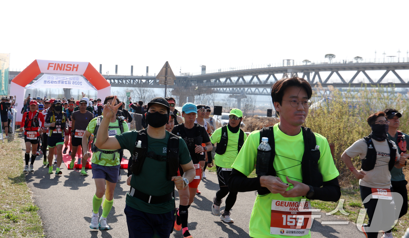 (세종=뉴스1) 김명섭 기자 = 28일 세종자치특별시 세종시청사 앞 금강보행교(이응다리) 남측강변에서 열린 2026 금강울트라마라톤대회에서 전국에서 참가한 울트라마라토너들이 힘찬 …