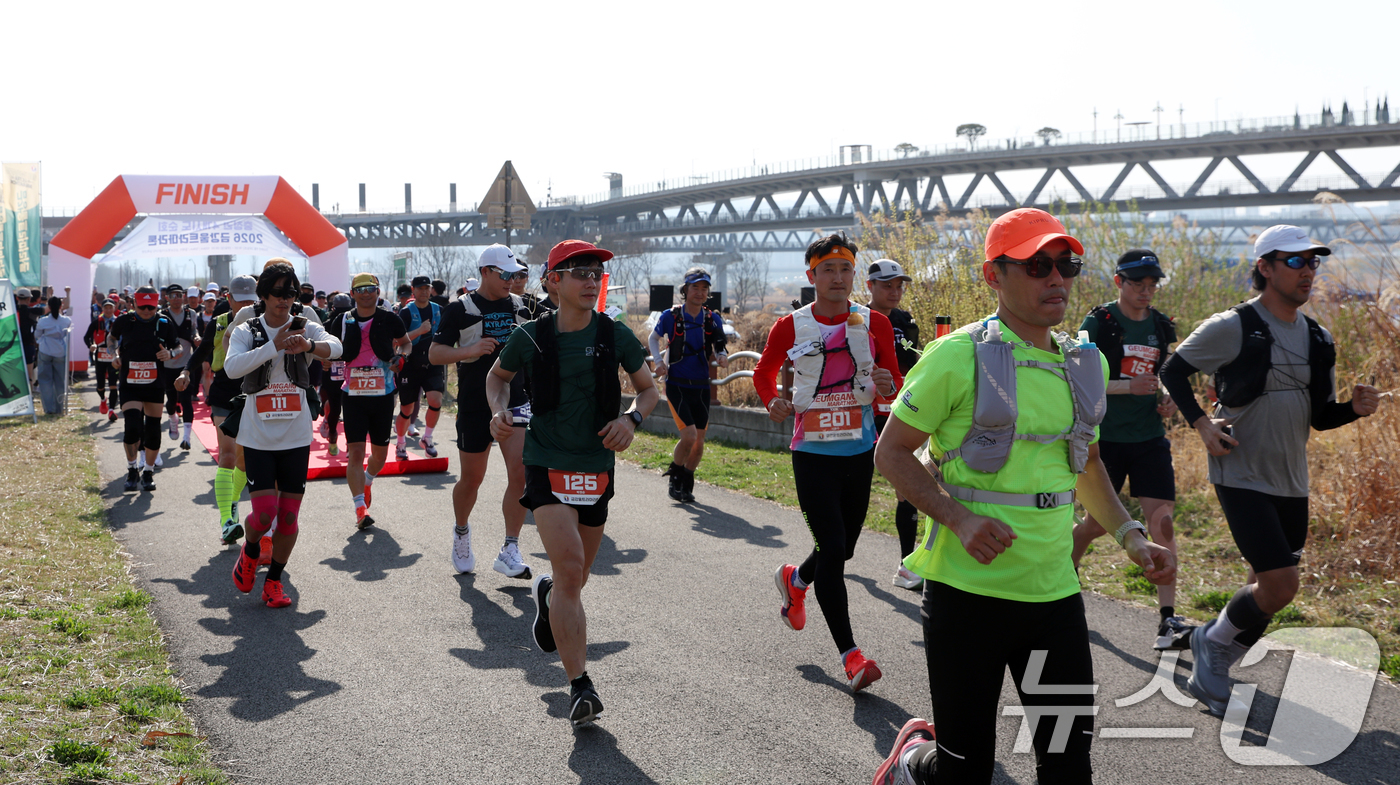 (세종=뉴스1) 김명섭 기자 = 28일 세종자치특별시 세종시청사 앞 금강보행교(이응다리) 남측강변에서 열린 2026 금강울트라마라톤대회에서 전국에서 참가한 울트라마라토너들이 힘찬 …