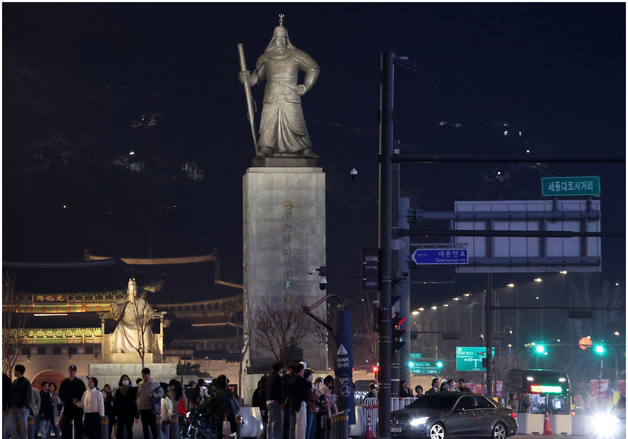 '지구를 위해 잠시 주무시는 이순신 장군과 세종대왕'