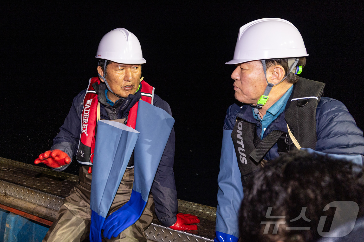 (서울=뉴스1) = 정청래 더불어민주당 대표가 28일 경북 영덕군 해역에서 조업 현장 체험하며 어업인들의 애로 사항을 듣고 있다. (더불어민주당 제공. 재판매 및 DB 금지) 20 …