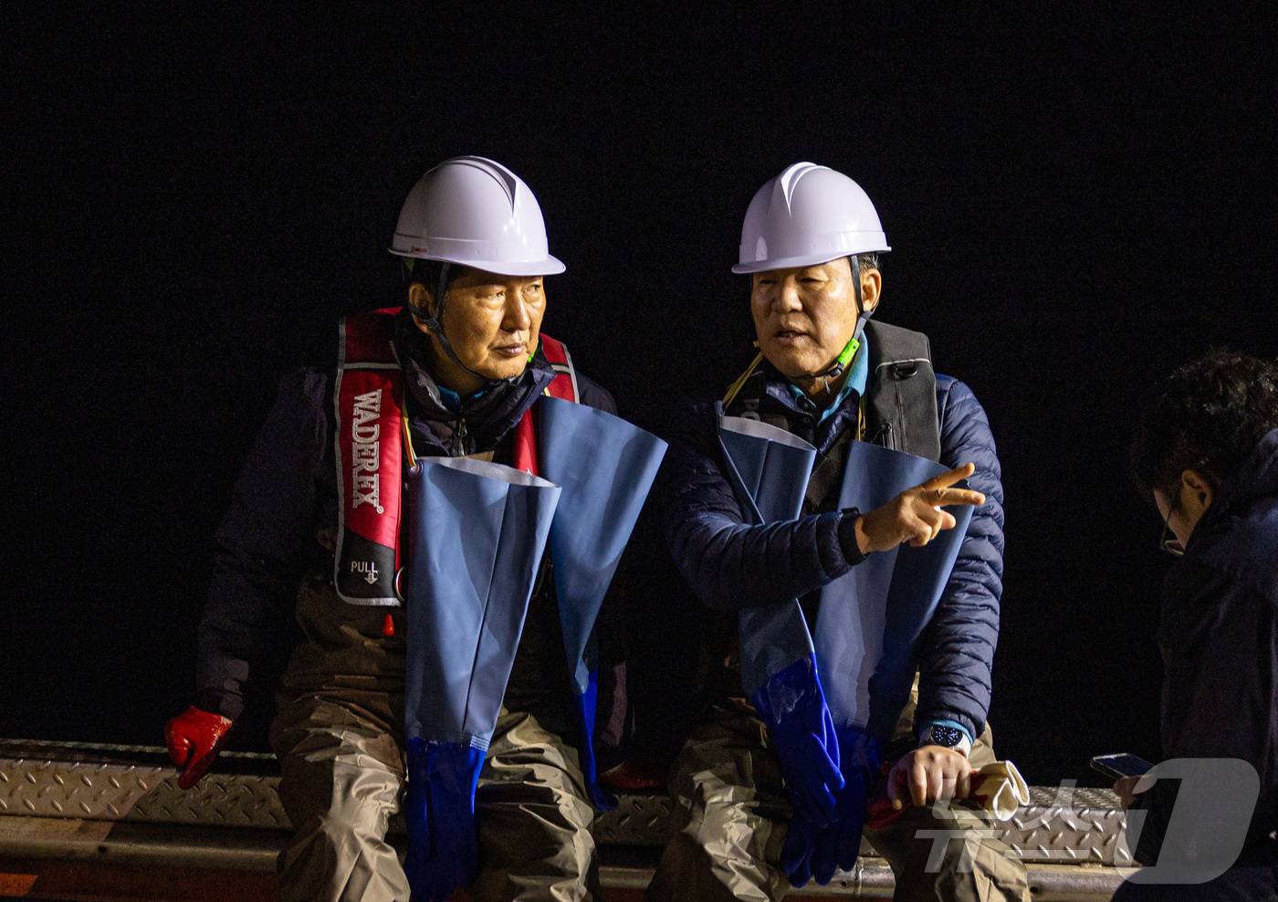 (서울=뉴스1) = 정청래 더불어민주당 대표가 28일 경북 영덕군 해역에서 조업 현장 체험하며 어업인들의 애로 사항을 듣고 있다. (더불어민주당 제공. 재판매 및 DB 금지) 20 …