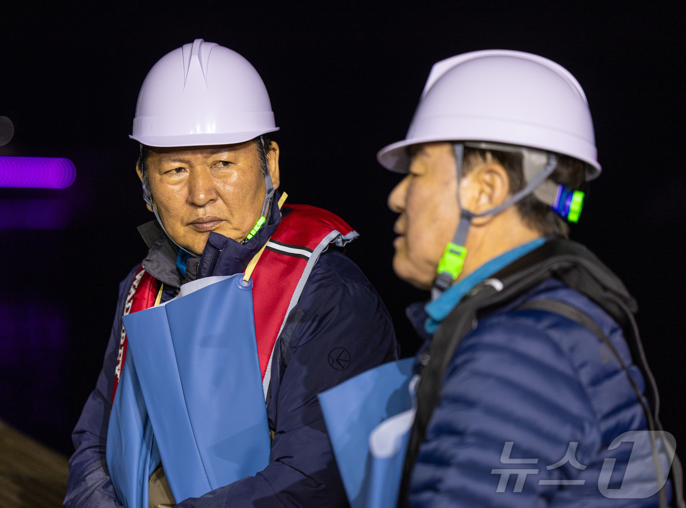 (서울=뉴스1) = 정청래 더불어민주당 대표가 28일 경북 영덕군 해역에서 조업 현장 체험하며 어업인들의 애로 사항을 듣고 있다. (더불어민주당 제공. 재판매 및 DB 금지) 20 …