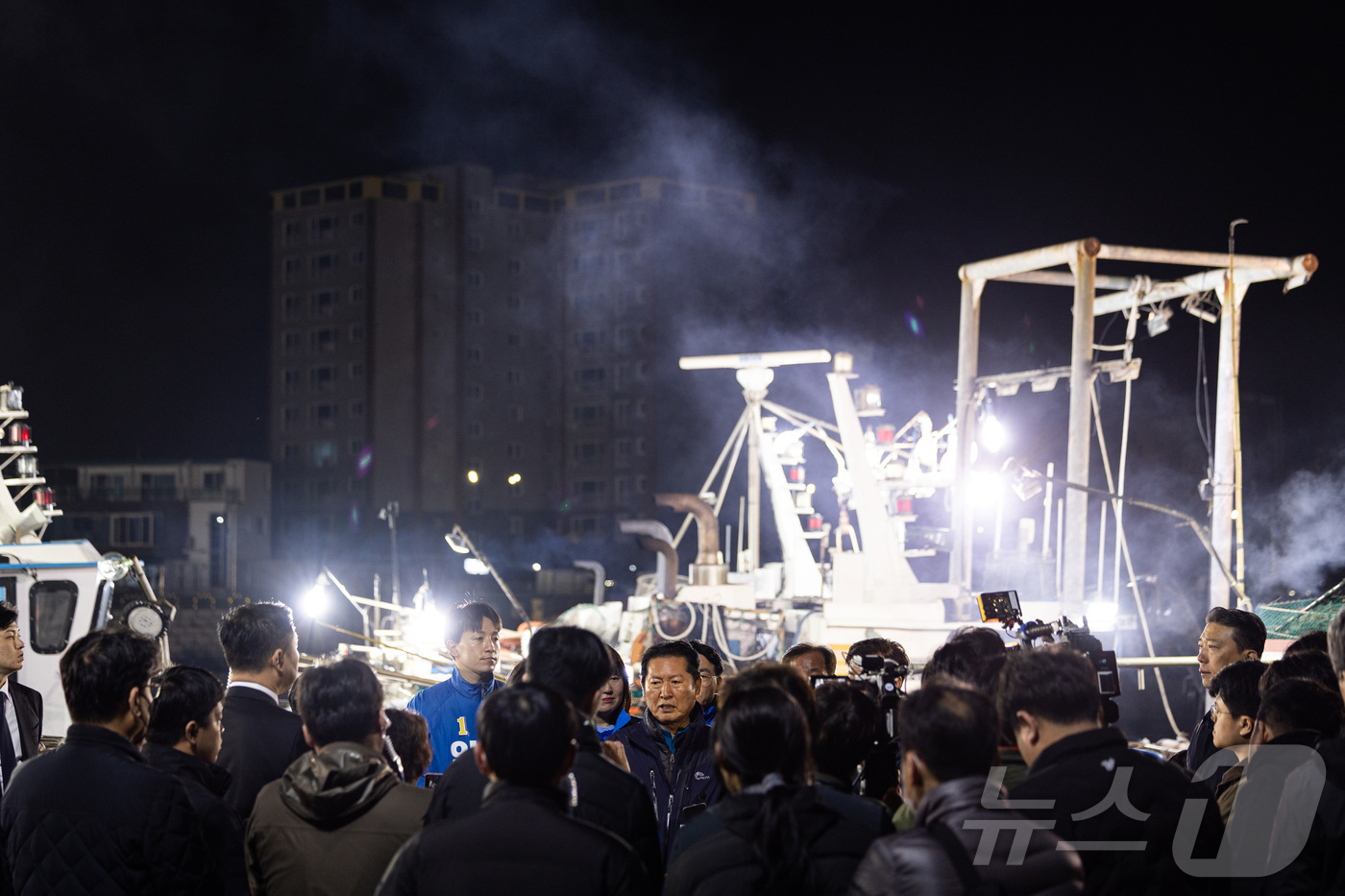 (서울=뉴스1) = 정청래 더불어민주당 대표가 28일 경북 영덕군 해역에서 조업 현장 체험을 하고 있다. (더불어민주당 제공. 재판매 및 DB 금지) 2026.3.28/뉴스1
