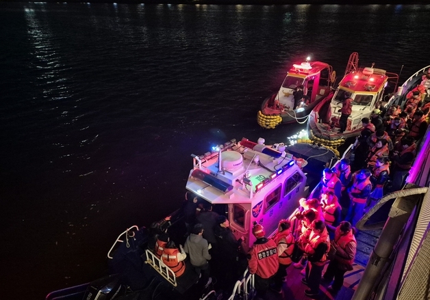 반포대교 유람선 좌초…1시간 만에 승객 359명 전원 구조(종합)