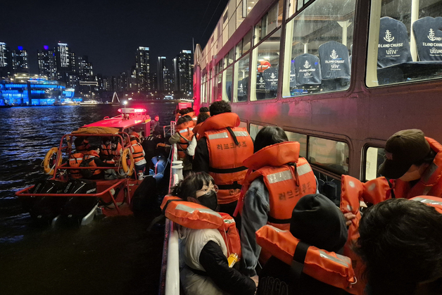 "항로이탈 vs 수심변화"…한강 유람선 좌초 원인 놓고 서울시·운영사 이견