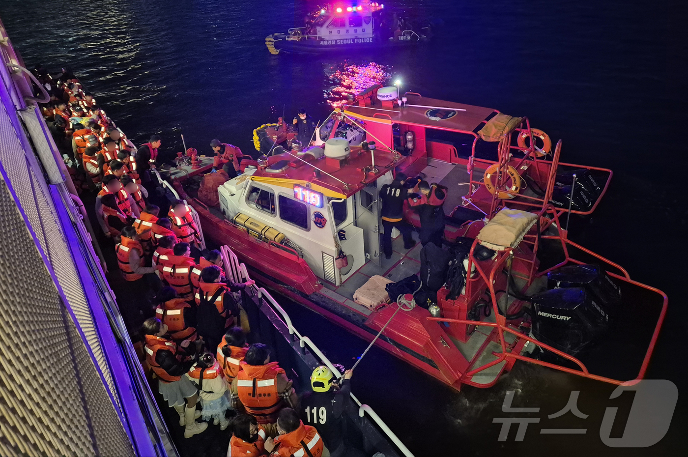 (서울=뉴스1) = 28일 오후 서울 한강 반포대교 인근에서 운항 중이던 유람선이 바닥에 걸려 멈추는 사고가 발생해 소방당국이 승객들을 구조하고 있다. 현재까지 인명 피해는 없는 …