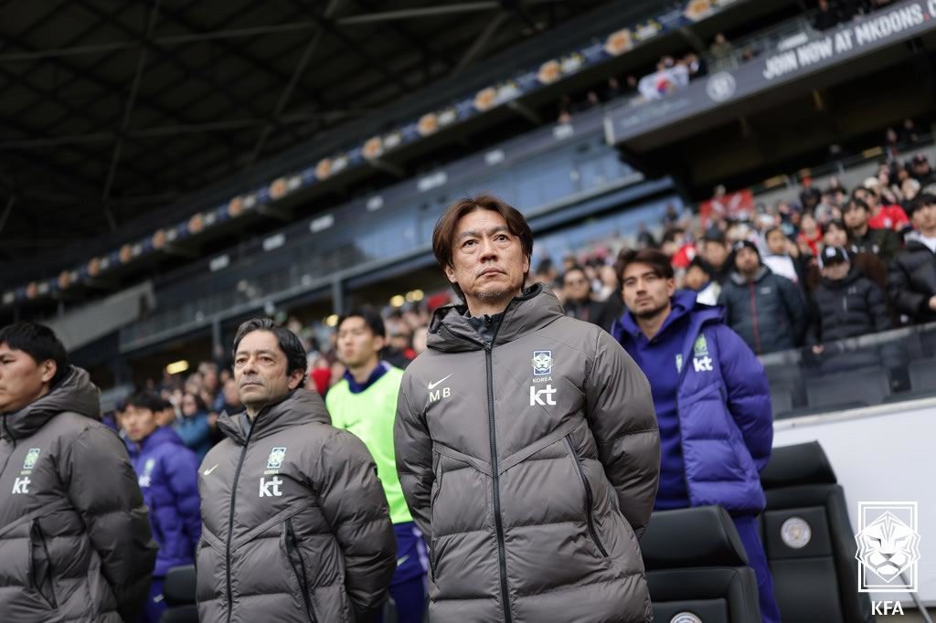 (서울=뉴스1) = 한국 축구 국가대표팀 홍명보 감독이 28일(현지시간) 영국 밀턴 케인스의 스타디움 MK에서 열린 코트디부아르와 평가전을 지켜보고 있다. (대한축구협회 제공. 재 …