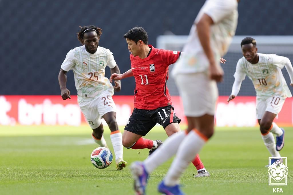 (서울=뉴스1) = 한국 축구 국가대표팀 황희찬이 28일(현지시간) 영국 밀턴 케인스의 스타디움 MK에서 열린 코트디부아르와 평가전에서 돌파하고 있다. (대한축구협회 제공. 재판매 …