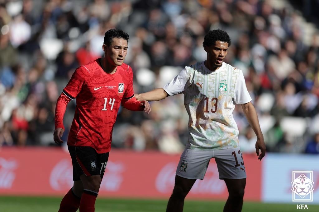 (서울=뉴스1) = 한국 축구 국가대표팀 조유민이 28일(현지시간) 영국 밀턴 케인스의 스타디움 MK에서 열린 코트디부아르와 평가전에서 상대 선수와 신경전을 벌이고 있다. (대한축 …