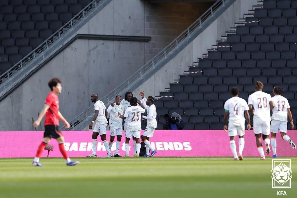 (서울=뉴스1) = 28일(현지시간) 영국 밀턴 케인스의 스타디움 MK에서 열린 한국과 코트디부아르 평가전에서 코트디부아르 선수들이 골을 넣고 기뻐하고 있다. (대한축구협회 제공. …