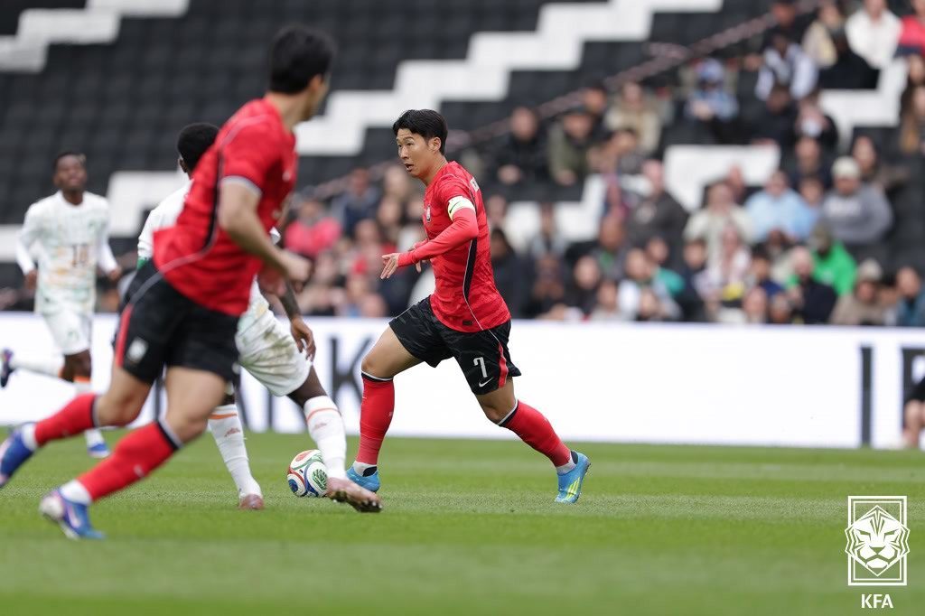 (서울=뉴스1) = 한국 축구 국가대표팀 손흥민이 28일(현지시간) 영국 밀턴 케인스의 스타디움 MK에서 열린 코트디부아르와 평가전에서 돌파하고 있다. (대한축구협회 제공. 재판매 …
