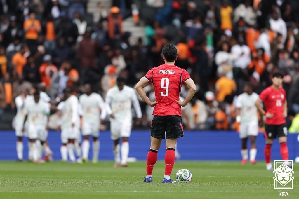 (서울=뉴스1) = 한국 축구 국가대표팀 조규성이 28일(현지시간) 영국 밀턴 케인스의 스타디움 MK에서 열린 코트디부아르와 평가전에서 4대0으로 패한 뒤 아쉬워하고 있다. (대한 …