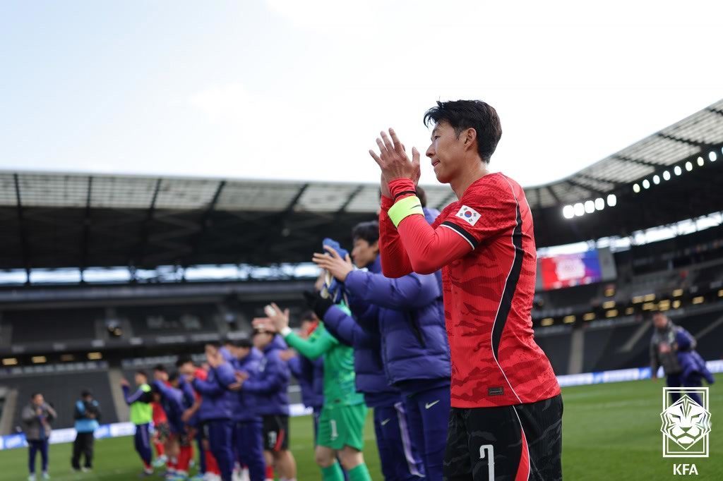 (서울=뉴스1) = 한국 축구 국가대표팀 손흥민이 28일(현지시간) 영국 밀턴 케인스의 스타디움 MK에서 열린 코트디부아르와 평가전을 마치고 팬들을 향해 인사하고 있다. (대한축구 …