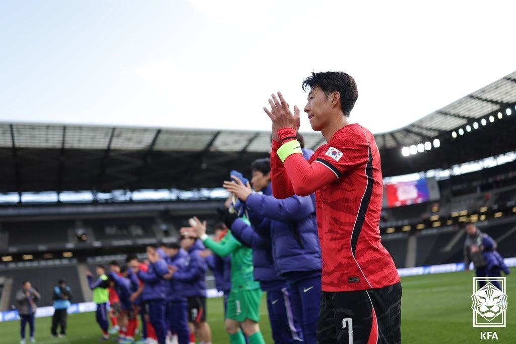 본문 이미지 - 한국 축구 국가대표팀 손흥민이 28일(현지시간) 영국 밀턴 케인스의 스타디움 MK에서 열린 코트디부아르와 평가전을 마치고 팬들을 향해 인사하고 있다. (대한축구협회 제공. 재판매 및 DB금지) 2026.3.29 ⓒ 뉴스1