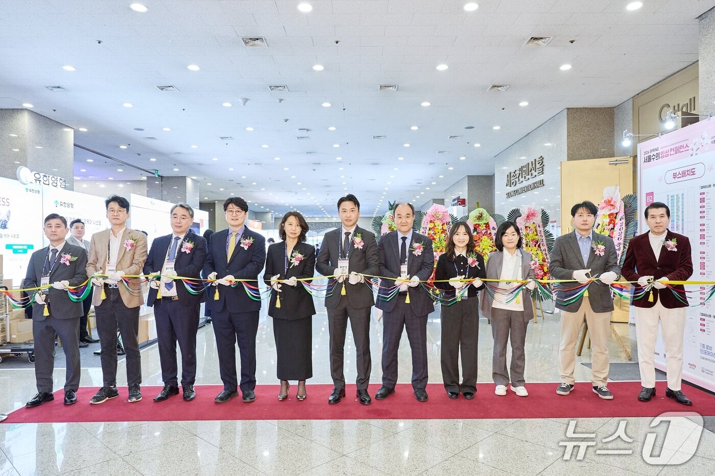 본문 이미지 - 2026 춘계 서울수의임상콘퍼런스 참석자들이 28일 개막식에서 테이프 커팅식을 진행하고 있다. 왼쪽 여섯 번째 황정연 서울시수의사회장, 일곱 번째 우연철 대한수의사회 회장(수의사회 제공). ⓒ 뉴스1