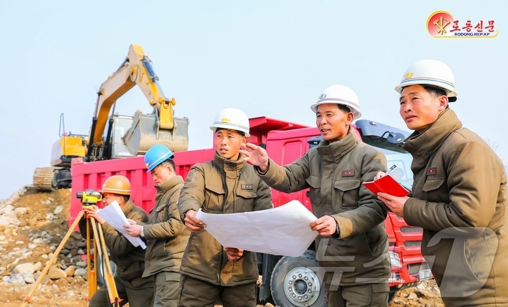 (평양 노동신문=뉴스1) = 북한 노동당 기관지 노동신문은 29일 지방에 파견된 인민군 제124연대를 조명하며 "기초 콘크리트 치기를 연이어 결속하며 골조공사에 속속 진입하고 있다 …