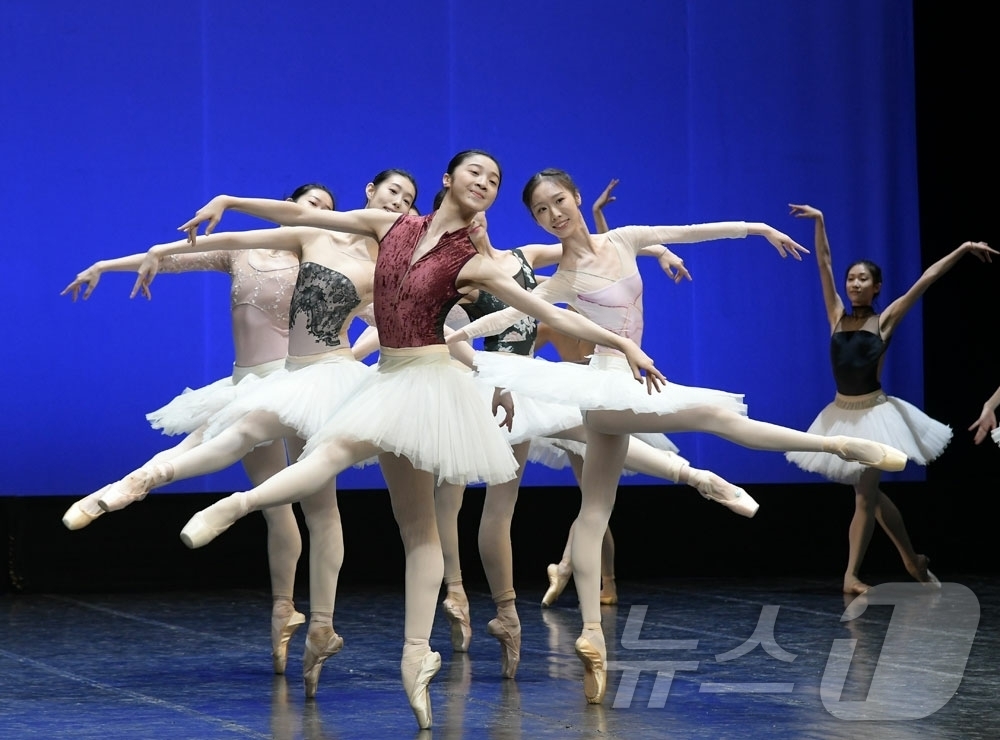 (평양 노동신문=뉴스1) = 북한 노동당 기관지 노동신문은 29일 "제34차 4월의 봄 친선예술축전 참가를 기다려온 중국의 예술인들이 있다"며 "두 나라 간의 예술 교류는 오랜 역 …