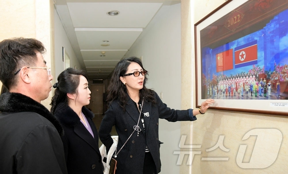 (평양 노동신문=뉴스1) = 북한 노동당 기관지 노동신문은 29일 "제34차 4월의 봄 친선예술축전 참가를 기다려온 중국의 예술인들이 있다"며 "두 나라 간의 예술 교류는 오랜 역 …