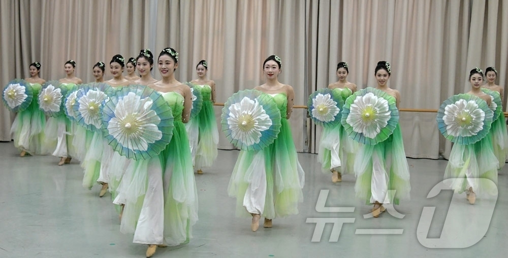 (평양 노동신문=뉴스1) = 북한 노동당 기관지 노동신문은 29일 "제34차 4월의 봄 친선예술축전 참가를 기다려온 중국의 예술인들이 있다"며 "두 나라 간의 예술 교류는 오랜 역 …