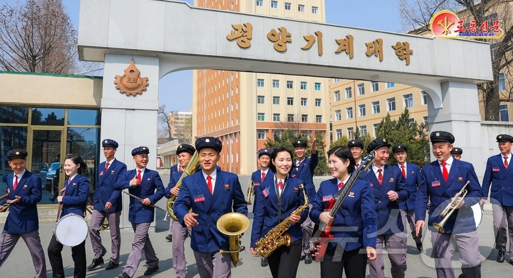 (평양 노동신문=뉴스1) = 북한 노동당 기관지 노동신문은 29일 평양기계대학 학생 취주악(밴드)을 조명하며 "나라의 경제발전에 단단히 한몫 할 억센 각오를 가다듬고 있다"라고 보 …