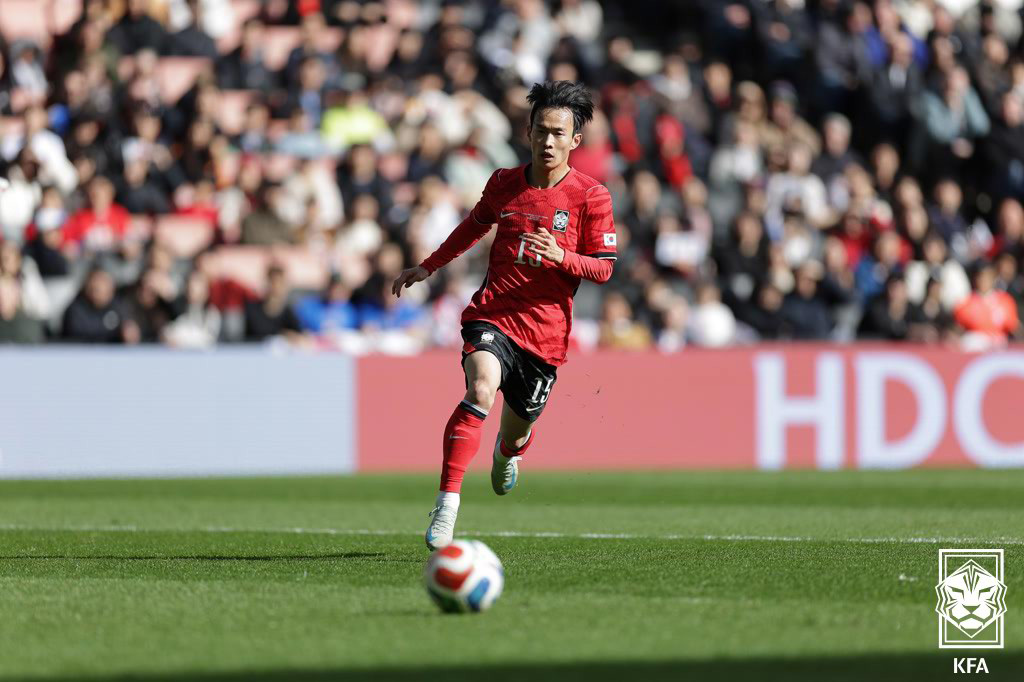 (서울=뉴스1) = 한국 축구 국가대표팀 김문환이 28일(현지시간) 영국 밀턴 케인스의 스타디움 MK에서 열린 코트디부아르와 평가전에서 상대 진영으로 파고들고 있다. (대한축구협회 …