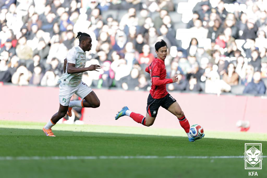 (서울=뉴스1) = 한국 축구 국가대표팀 엄지성이 28일(현지시간) 영국 밀턴 케인스의 스타디움 MK에서 열린 코트디부아르와 평가전에서 돌파하고 있다. (대한축구협회 제공. 재판매 …