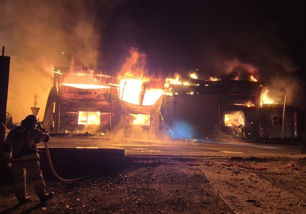 증평 수방자재창고서 불…인근 차량서 연소 확대