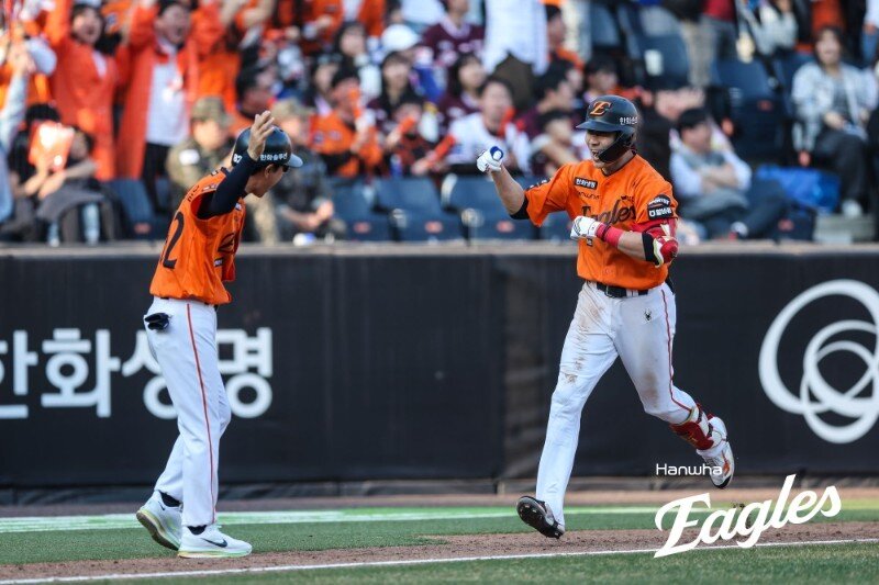 본문 이미지 - 한화 심우준(오른쪽)이 28일 키움과 개막전에서 동점 스리런포를 치고 베이스를 돌고 있다.(한화 이글스 제공)