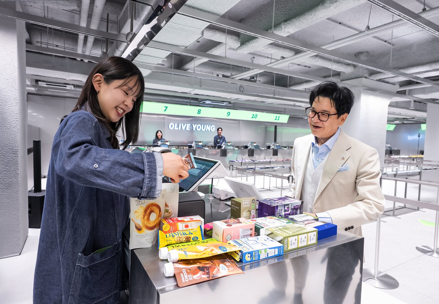 본문 이미지 - CJ그룹 이재현 회장이 '올리브영 센트럴 명동 타운'에서 상품을 구매하고 있다.(CJ그룹 제공) 