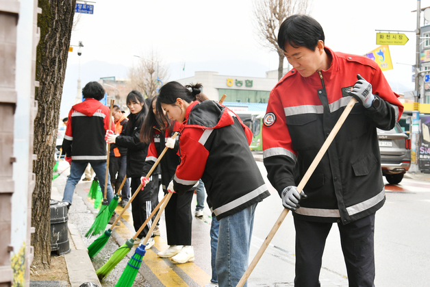 '묵은때 벗기고 나무 심고'…화천군 새봄 맞이 환경 개선 추진