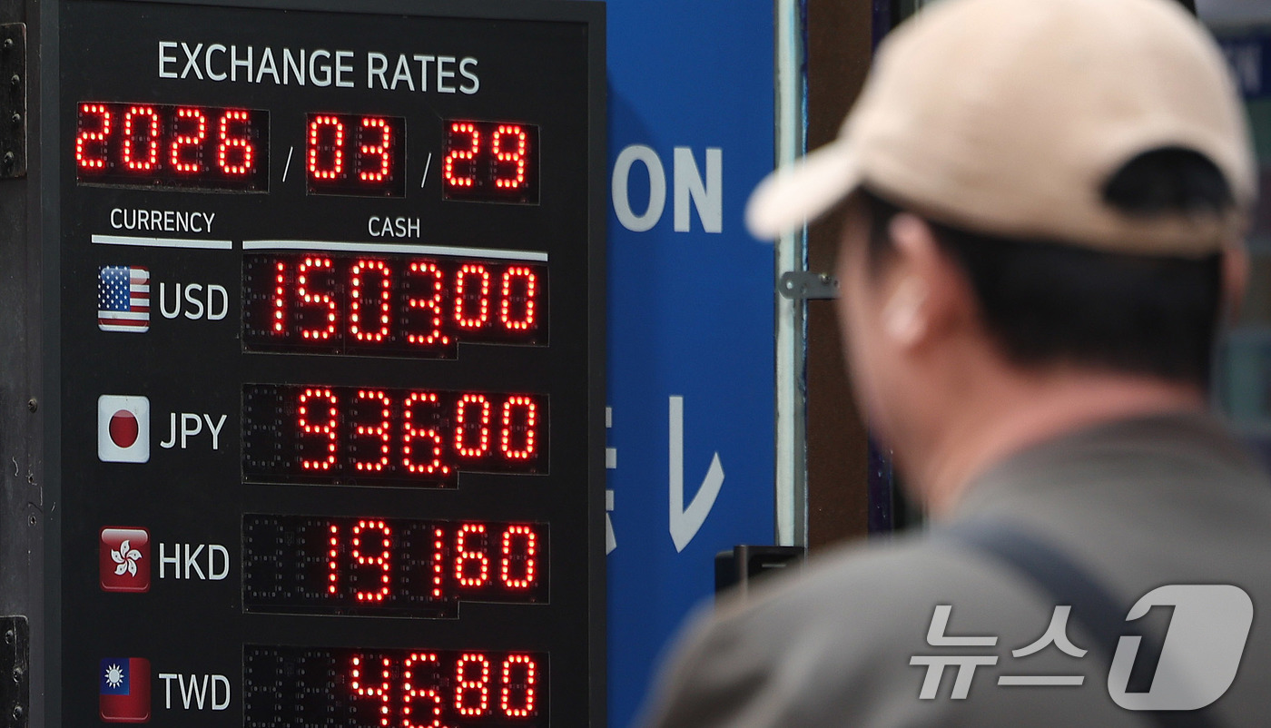 (서울=뉴스1) 박지혜 기자 = 29일 서울 중구 명동의 한 환전소 전광판에 원·달러 환율이 표시되고 있다. 원·달러 환율은 1500원대에서 좀처럼 내려오지 못한 채 고공비행을 이 …