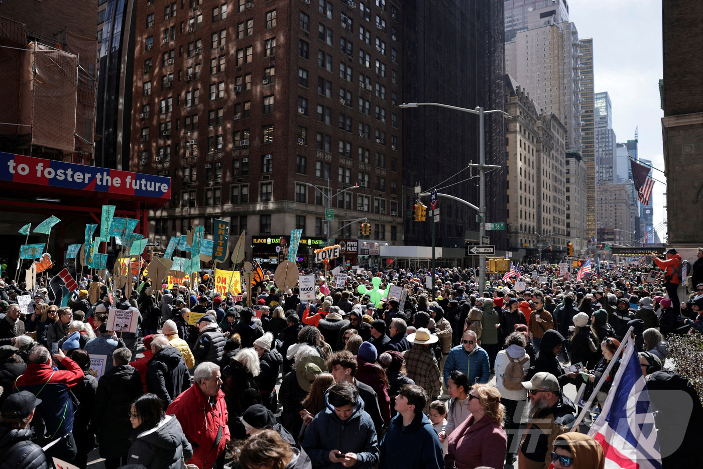 (뉴욕 로이터=뉴스1) 강민경 기자 = 28일 뉴욕 한복판에서 도널드 트럼프 미국 대통령의 정책에 반대하는 '노 킹스' 시위가 벌어지고 있다. 2026.3.28ⓒ 로이터=뉴스1