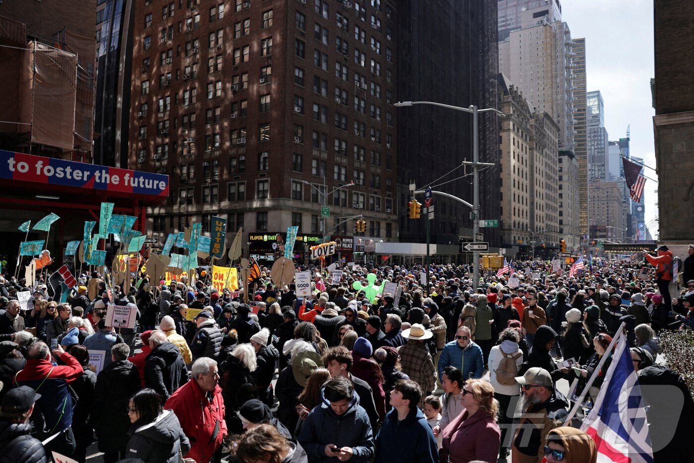 본문 이미지 - 28일(현지시간) 뉴욕 한복판에서 도널드 트럼프 미국 대통령의 정책에 반대하는 '노 킹스' 시위가 벌어지고 있다. 2026.3.28 ⓒ 로이터=뉴스1