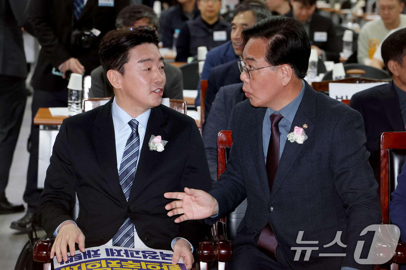 (서울=뉴스1) 이광호 기자 = 강훈식(왼쪽) 대통령비서실장과 송언석 국민의힘 원내대표가 29일 오전 서울 강서구 대한한의사협회에서 열린 제70회 정기대의원 총회에 참석해 대화하고 …