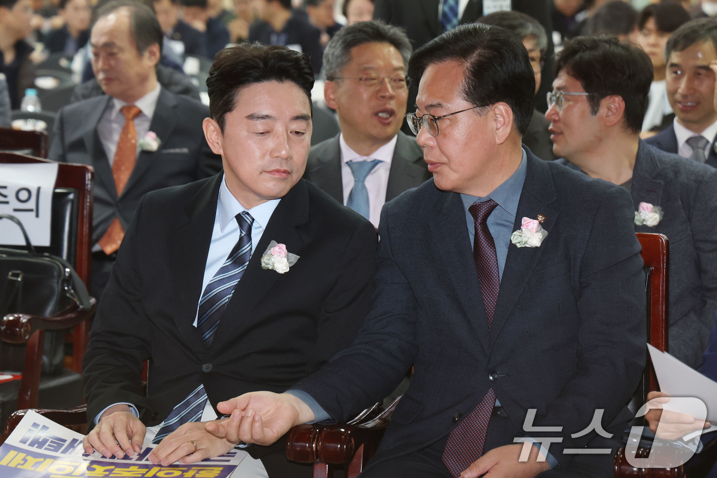 (서울=뉴스1) 이광호 기자 = 강훈식(왼쪽) 대통령비서실장과 송언석 국민의힘 원내대표가 29일 오전 서울 강서구 대한한의사협회에서 열린 제70회 정기대의원 총회에 참석해 대화하고 …