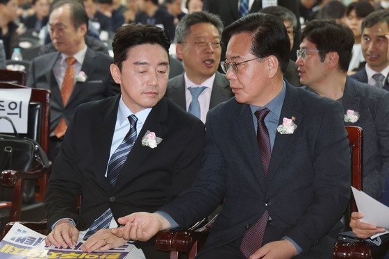 대화하는 강훈식 비서실장과 송언석 원내대표