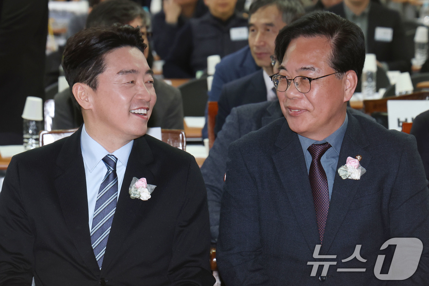 (서울=뉴스1) 이광호 기자 = 강훈식(왼쪽) 대통령비서실장과 송언석 국민의힘 원내대표가 29일 오전 서울 강서구 대한한의사협회에서 열린 제70회 정기대의원 총회에 참석해 대화하고 …