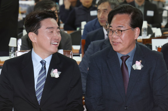 웃므여 대화하는 강훈식 비서실장과 송언석 원내대표