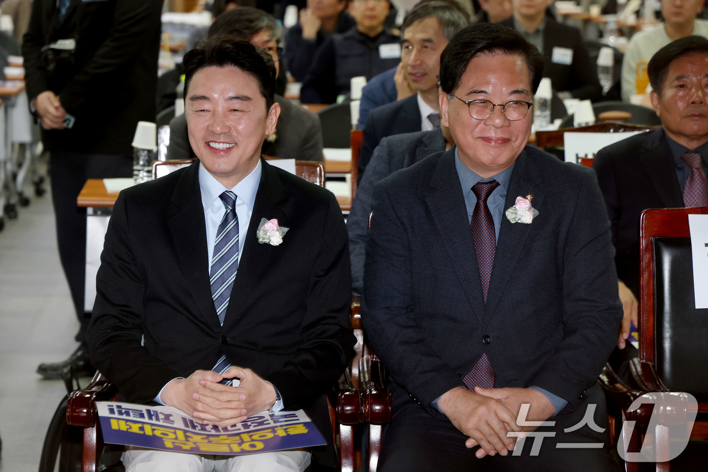 (서울=뉴스1) 이광호 기자 = 강훈식(왼쪽) 대통령비서실장과 송언석 국민의힘 원내대표가 29일 오전 서울 강서구 대한한의사협회에서 열린 제70회 정기대의원 총회에 참석해 있다. …