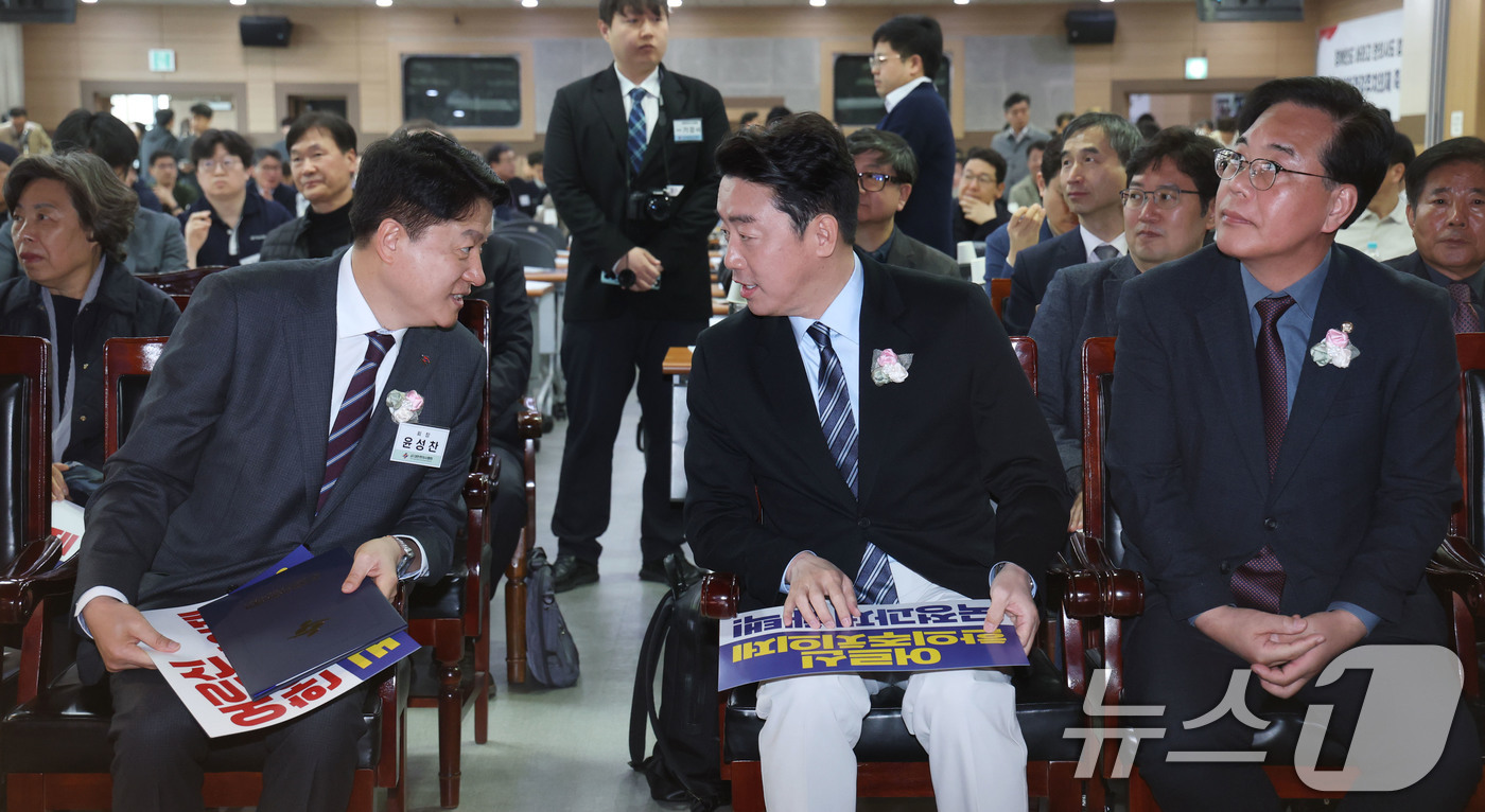 (서울=뉴스1) 이광호 기자 = 강훈식(가운데) 대통령비서실장이 29일 오전 서울 강서구 대한한의사협회에서 열린 제70회 정기대의원 총회에 참석해 윤성찬 대한한의사협회장과 대화하고 …