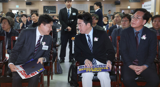 대화하는 강훈식 비서실장과 윤성찬 대한한의사협회장